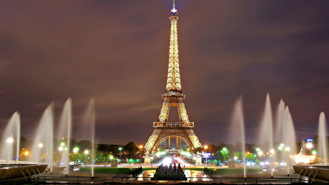 Torre Eiffel, París — Carga completa FTL a Francia